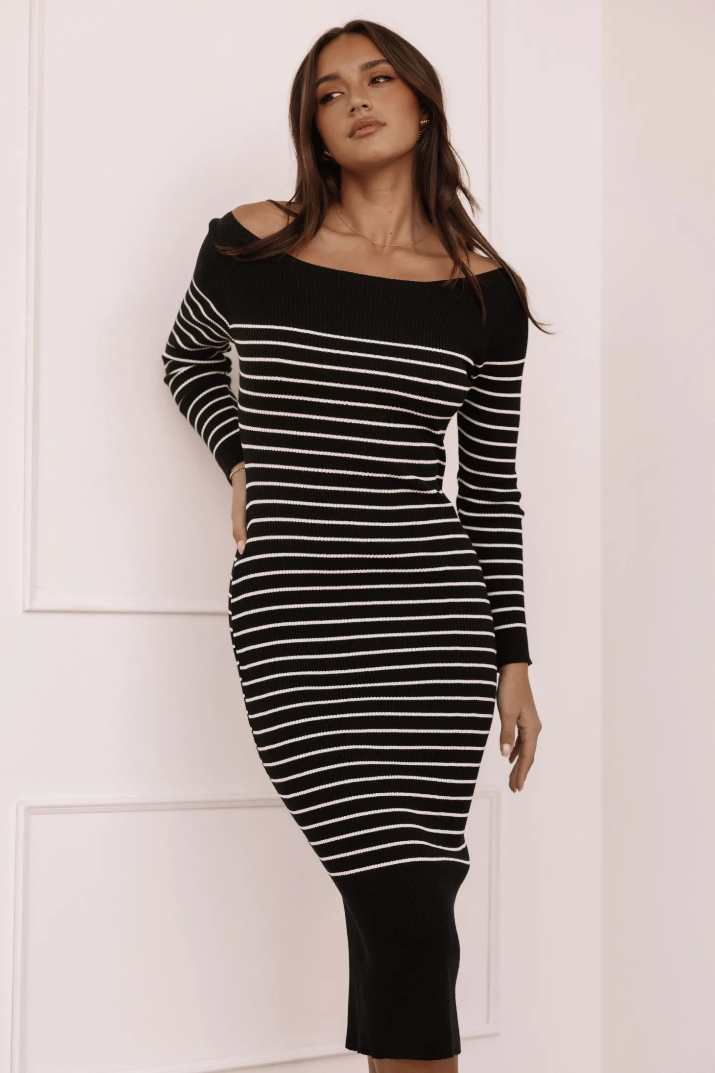Baxtor Off the Shoulder Midi Dress